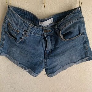 CUTE distressed denim shorts ✨✨